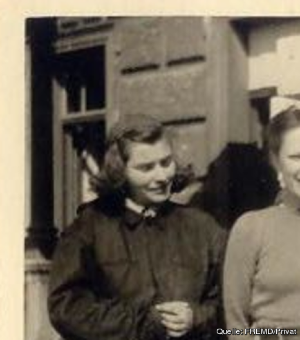 Zwei junge Frauen stehen vor einem Gebäude.