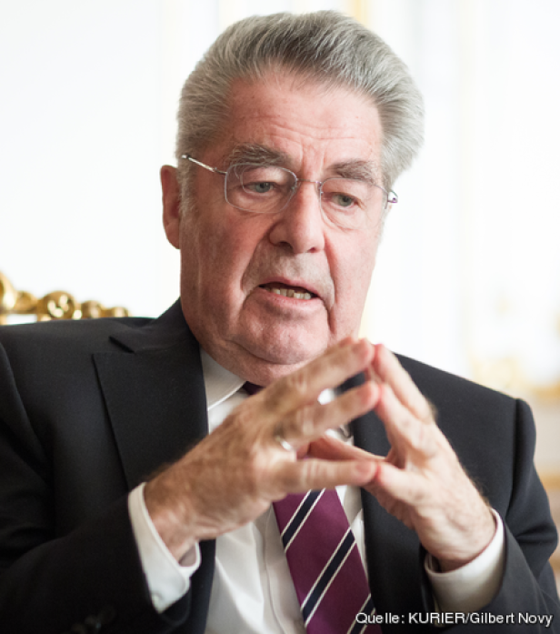 Heinz Fischer spricht mit gefalteten Händen.