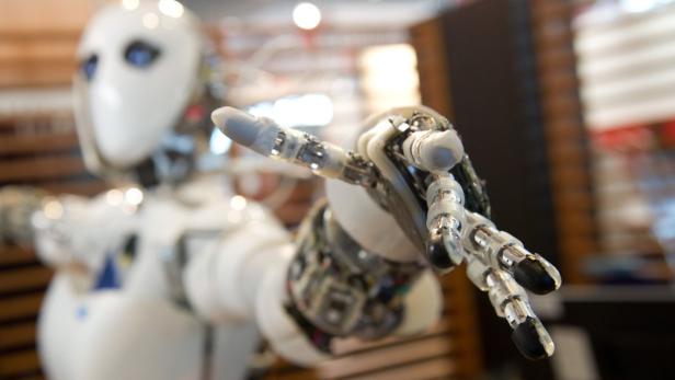 CeBIT 2013 Ein humanoider Roboter streckt seine Hand aus.