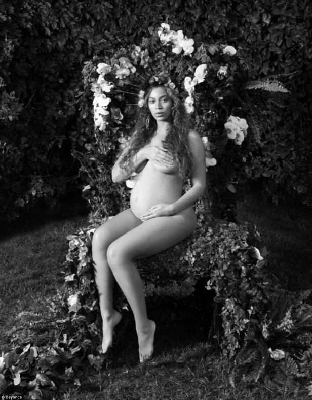 Nackt & kitschig: Beyoncé zeigt neue Babybauchfotos