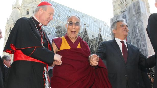 Tendzin Gyatsho traf Kardinal Schönborn und Kanzler Faymann zum Frühstück im HaasHaus. Der Dalai Lama trifft einen Kardinal und einen Politiker vor dem Stephansdom in Wien.