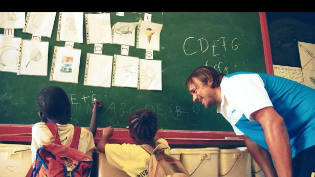 Musiker Leo Aberer als Lehrer in Afrika