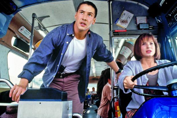 Keanu Reeves und Sandra Bullock in einer Szene aus dem Film „Speed“ in einem Bus.