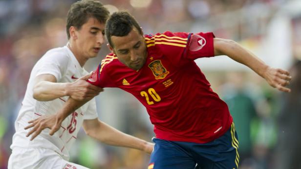 Zwei Fußballspieler im Zweikampf während eines Spiels.