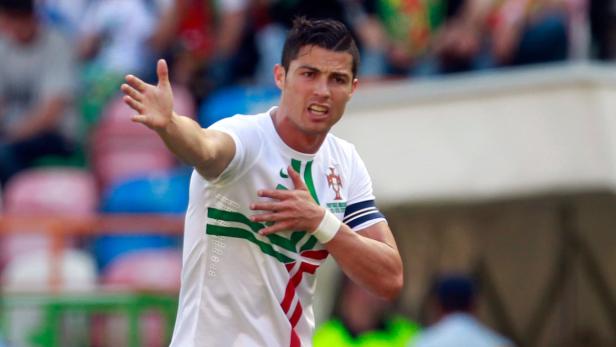 Cristiano Ronaldo gestikuliert während eines Fußballspiels.