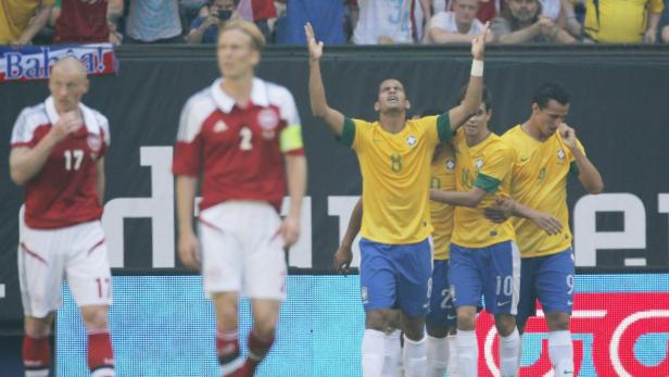 Brasilianische Fußballspieler jubeln während eines Spiels gegen Dänemark.