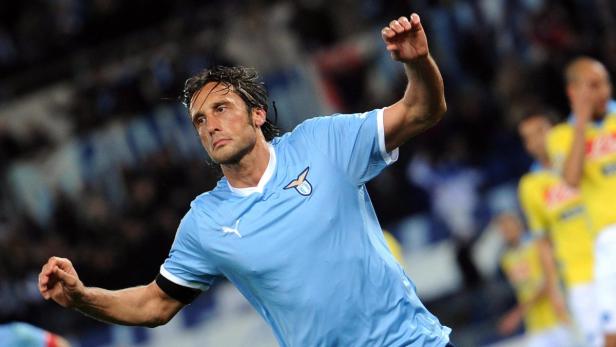 Ein Fußballspieler von Lazio Rom jubelt auf dem Spielfeld.