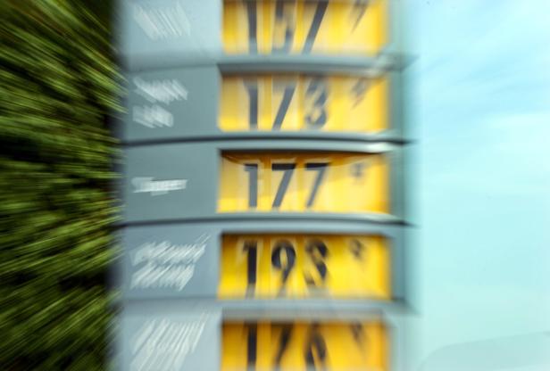 Eine Preisanzeige für Kraftstoffe wie Super und Diesel an einer Tankstelle.