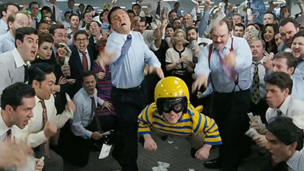 Eine ausgelassene Szene mit feiernden Menschen und Geldscheinen in der Luft.