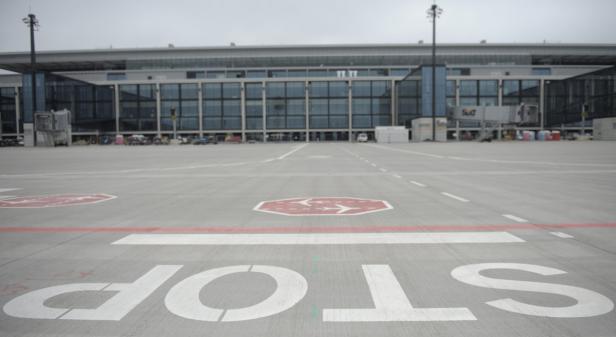 Das Rollfeld eines Flughafens mit dem Wort „STOP“ und einem Haltepunkt für Flugzeuge.