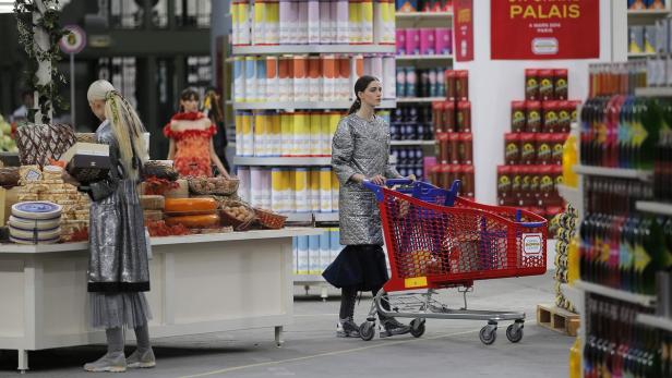 Models posieren während einer Chanel-Modenschau in einem als Supermarkt gestalteten Laufsteg.