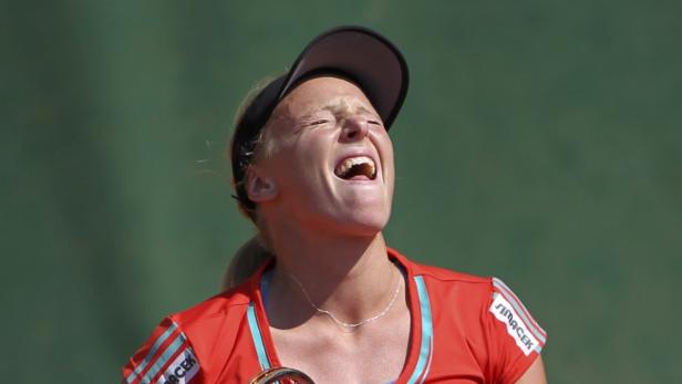 Geführt und verloren: Patricia Mayr-Achleitner. Eine Tennisspielerin jubelt mit geschlossenen Augen und geöffnetem Mund.