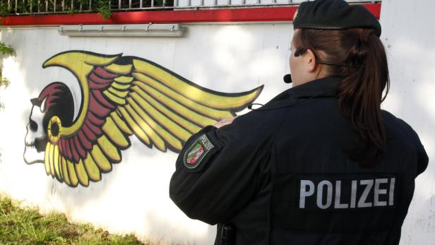 Razzia in Deutschland: Die Polizei hat die illegalen Geschäfte einer regionalen Motorrad-Gang. im Visi Die berüchtigten Biker kommen