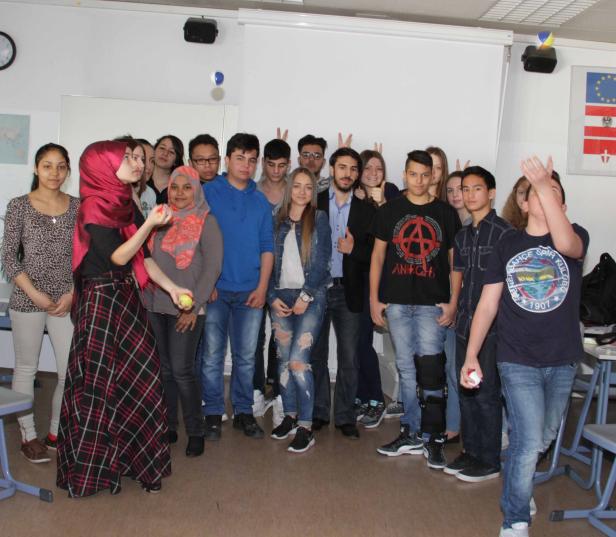 Eine Gruppe von Schülern posiert in einem Klassenzimmer für ein Foto.