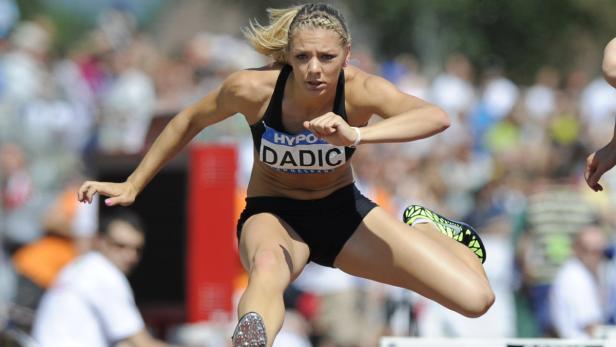 Ivona Dadic springt bei einem Leichtathletik-Wettkampf über eine Hürde.
