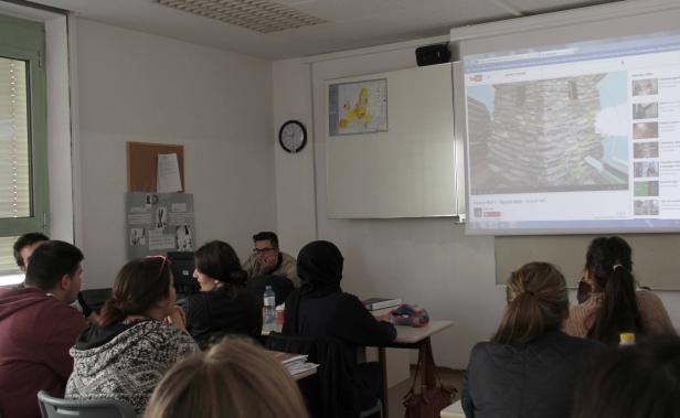 Schüler schauen in einem Klassenzimmer ein Video über die Grosny Moschee.