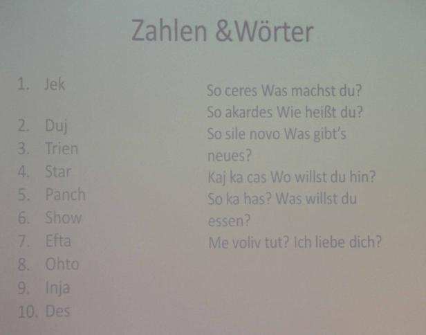 Eine Liste mit Zahlen und Vokabeln in Romani und Deutsch.