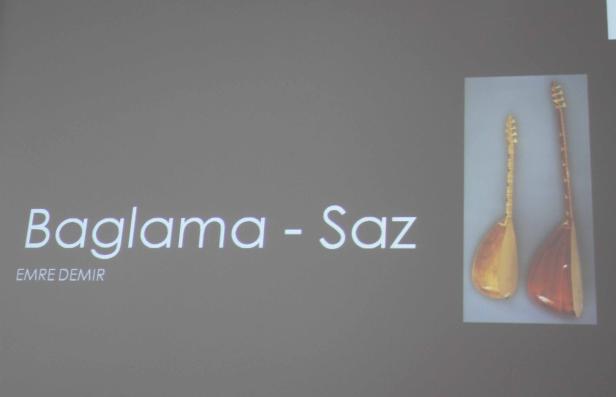 Zwei türkische Baglamas, auch Saz genannt, stehen nebeneinander.