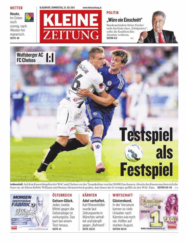 Zwei Fußballspieler kämpfen um den Ball während eines Spiels zwischen Wolfsberger AC und FC Chelsea.