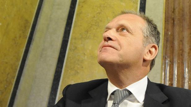 Ernst Strasser: Im Visier der Ermittler wegen möglicher Bestechlichkeit - vor dem U-Ausschuss muss er in der Causa Blaulichtfunk aussagen. Ein Mann im Anzug blickt nach oben.