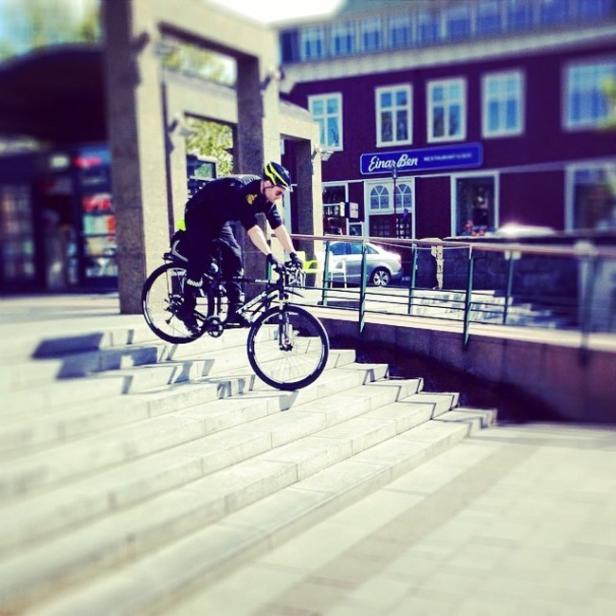 Ein Radfahrer fährt eine Treppe hinunter.