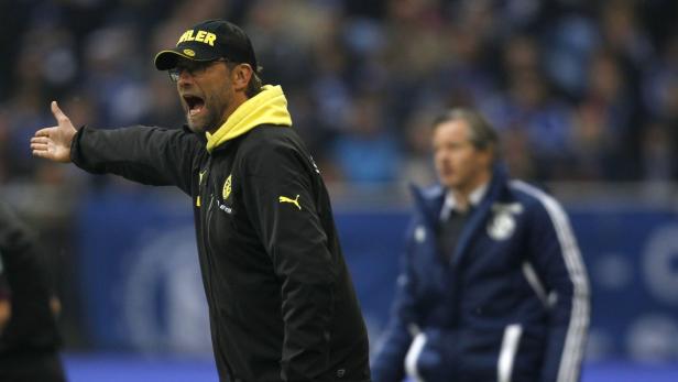Jürgen Klopp gestikuliert während eines Fußballspiels.