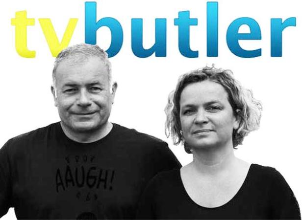Ein Mann und eine Frau stehen vor dem Logo von „TV Butler“.