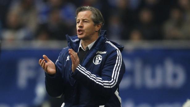 Ein Trainer des FC Schalke 04 gestikuliert an der Seitenlinie.