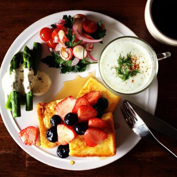 Ein Teller mit French Toast, Erdbeeren, Blaubeeren, Spargel und einem Salat mit Joghurtdressing.