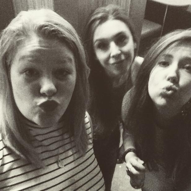 Drei junge Frauen machen ein Selfie und ziehen dabei Kussmünder.