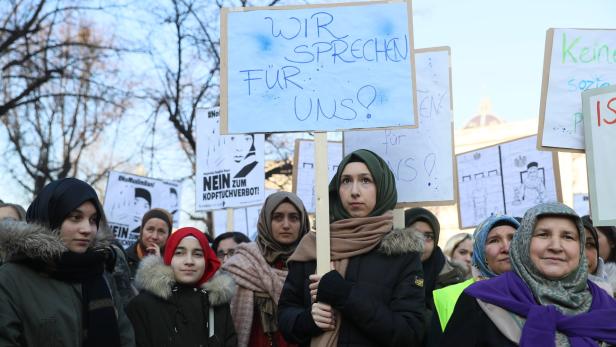 Muslime demonstrieren gegen das Kopftuchverbot