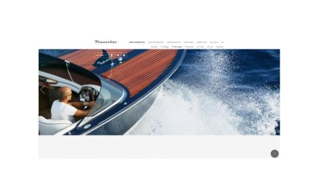 Ein Mann steuert ein schnelles Motorboot der Marke Frauscher auf dem Wasser.