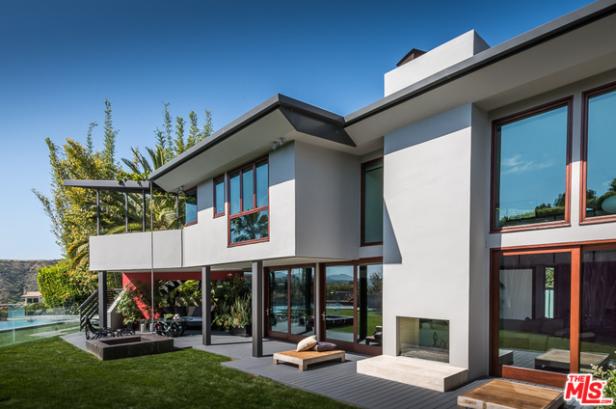 Ein modernes Haus mit großen Fenstern und einem gepflegten Garten.