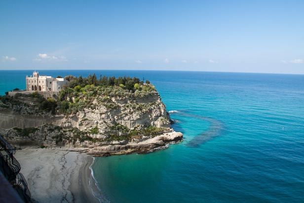 Das Heiligtum Santa Maria dell'Isola thront auf einer Klippe in Tropea, Kalabrien.