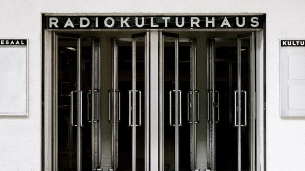 Der Eingang zum Radiokulturhaus mit einer gläsernen Drehtür.
