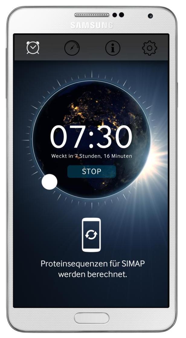 Ein Smartphone zeigt eine Wecker-App mit der Zeit 07:30 und der Meldung, dass Proteinsequenzen für SIMAP berechnet werden.