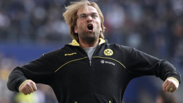 Jürgen Klopp, Trainer von Borussia Dortmund, gestikuliert auf dem Spielfeld.