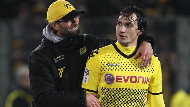 Jürgen Klopp umarmt Mats Hummels, beide im BVB-Outfit.