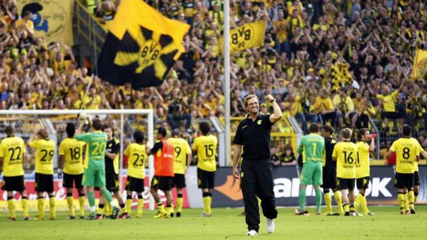 Jürgen Klopp jubelt vor der gelben Wand der BVB-Fans.