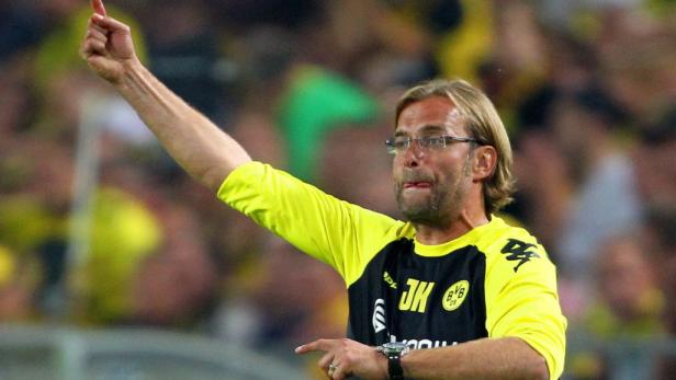 Jürgen Klopp, Trainer von Borussia Dortmund, gestikuliert während eines Spiels.