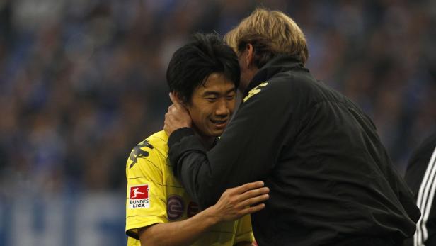 Jürgen Klopp umarmt Shinji Kagawa, einen Spieler von Borussia Dortmund.