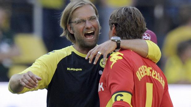 Jürgen Klopp umarmt Roman Weidenfeller.