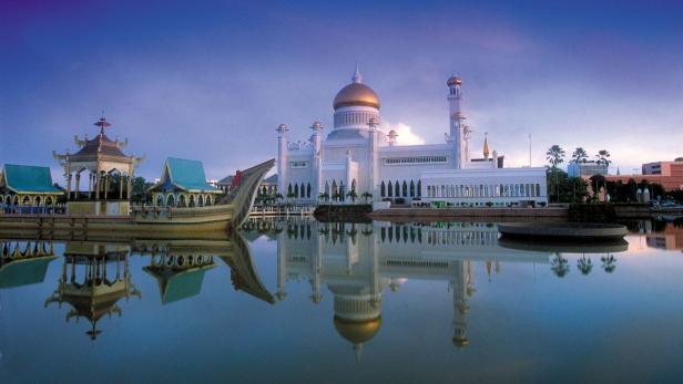 Die Sultan-Omar-Ali-Saifuddin-Moschee in Bandar Seri Begawan spiegelt sich im Wasser.