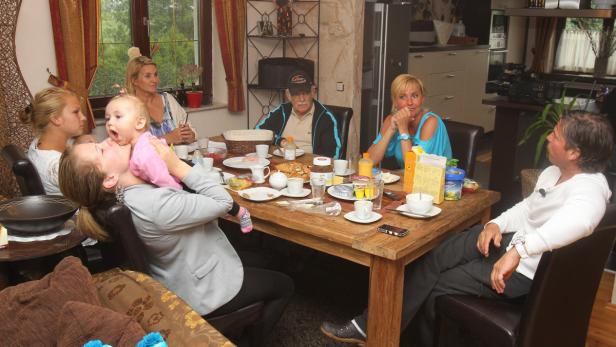 Kleiner Familienkreis: Frenkie, Töchter Kimberly (20) mit Lara (9 Monate) und Samantha (22), Maria Gurmann, Vater Piet, Frau Romana. Frühstück mit Frenkie Schinkels