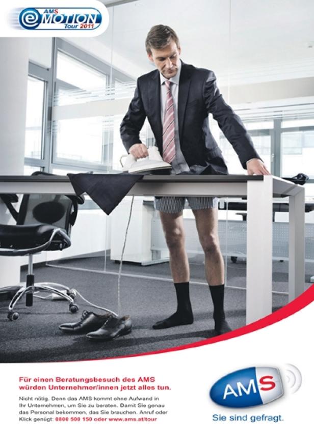 AMS - Informationskampagne - Printsujet - Unique Werbeagentur - Grayling Austria Ein Mann im Anzug und Boxershorts bügelt ein Hemd auf einem Schreibtisch in einem Büro.