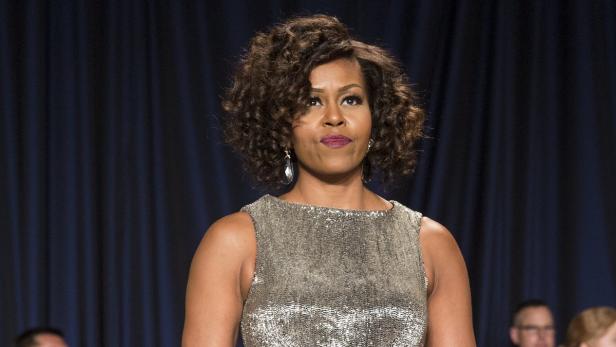 Michelle Obama in einem ärmellosen, glitzernden Kleid.