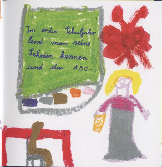 Eine kindliche Zeichnung zeigt eine Lehrerin vor einer Tafel im Klassenzimmer.