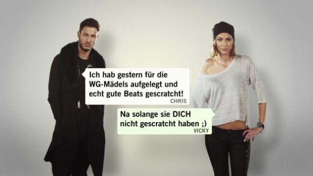 Ein Mann in einem Mantel und eine Frau mit Mütze stehen vor einer Wand mit Sprechblasen.