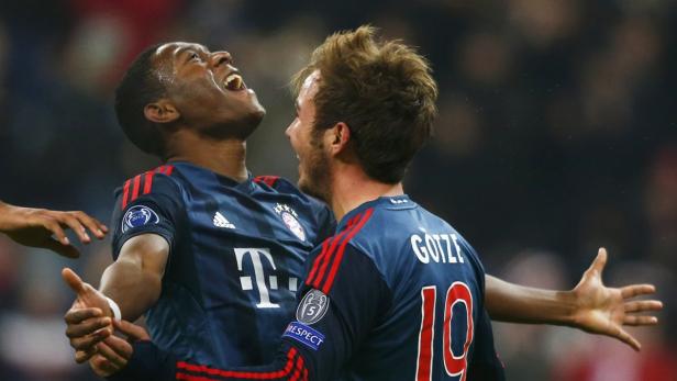 David Alaba und Mario Götze feiern gemeinsam ein Tor für den FC Bayern München.