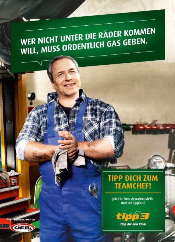 Ein lächelnder Mechaniker in Arbeitskleidung steht in einer Werkstatt.
